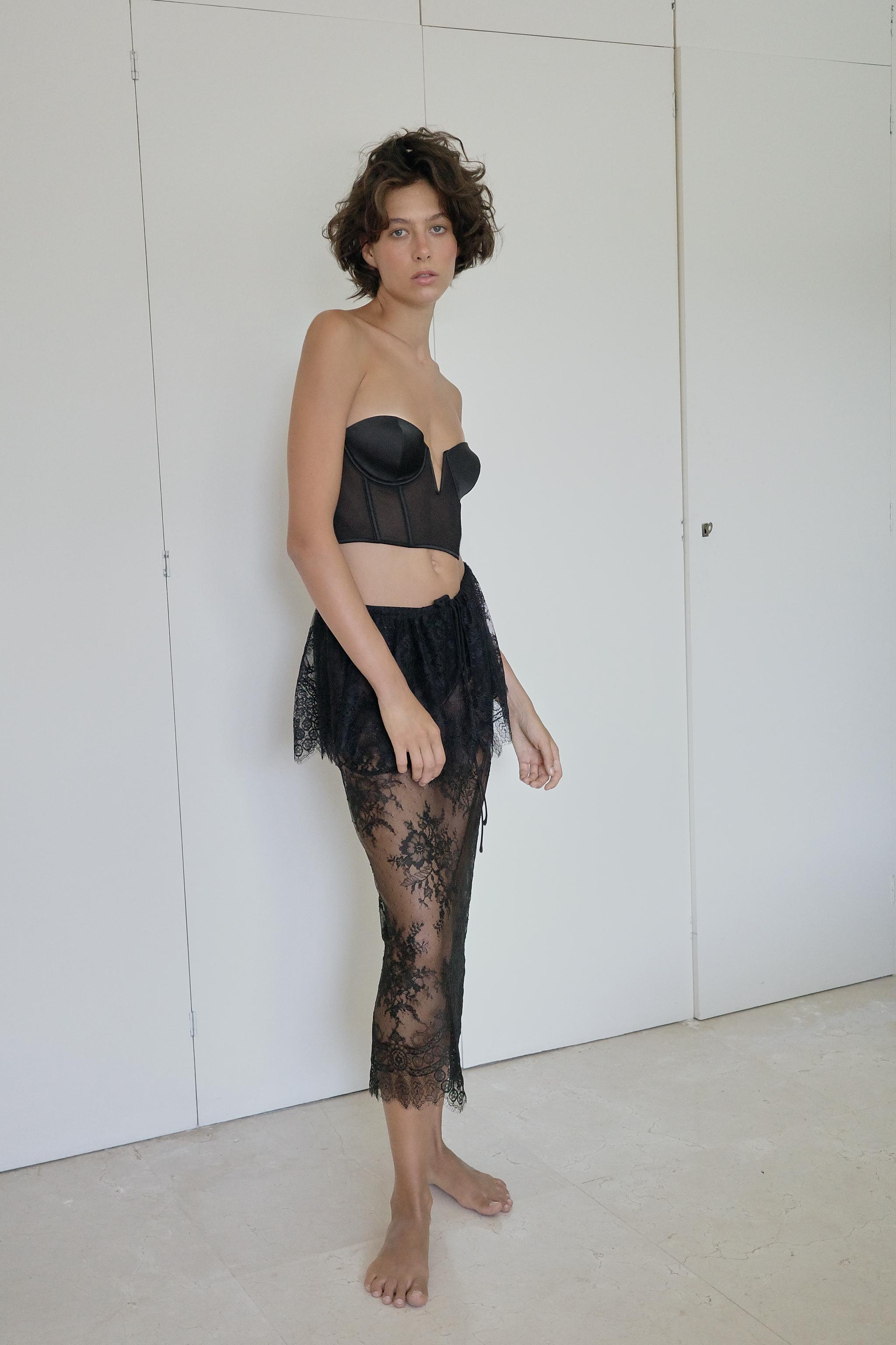 CORSET SATINÉ À ARMATURES